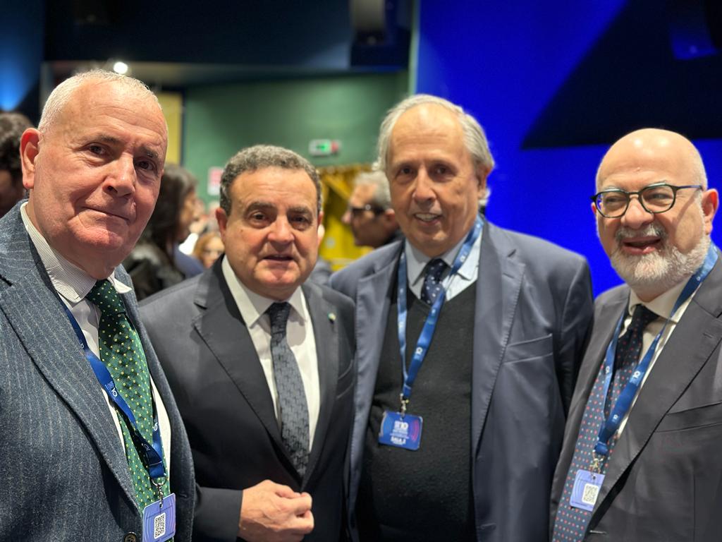 Pino Nano con il Presidente di Confindustria Radio-Televisioni Franco Siddi, insieme a Carlo Parisi Segretario generale della FIGEC e allo storico inviato del Corriere della Sera Pierluigi Roesler Franz