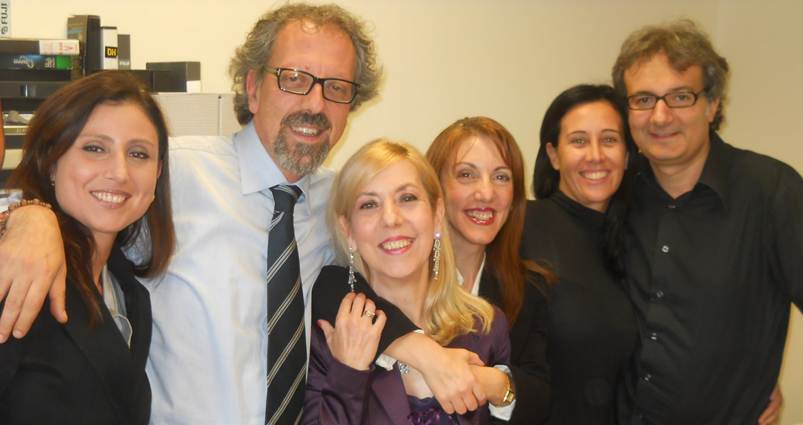 Immagine che contiene persona, interni, posando, parete

Descrizione generata automaticamente