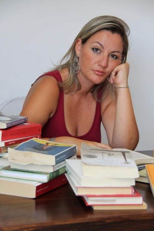 Immagine che contiene testo, persona, donna, interni
Descrizione generata automaticamente
