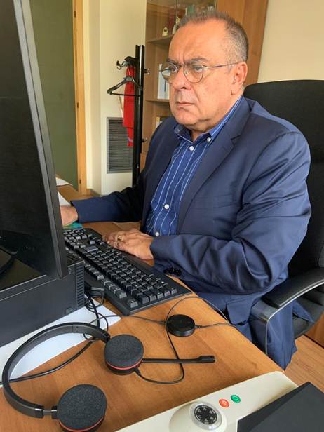 Immagine che contiene interni, persona, parete, computer
Descrizione generata automaticamente