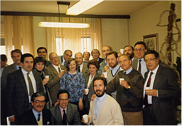 Immagine che contiene persona, parete, interni, gruppo
Descrizione generata automaticamente